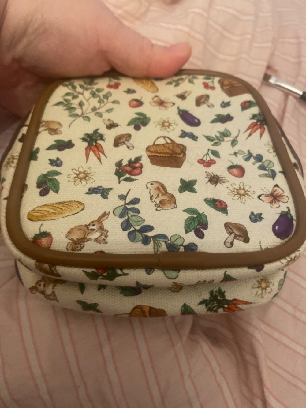 Extremely rare Stoney Clover Lane Cottage Bunny small pouch - Picture 3 of 5